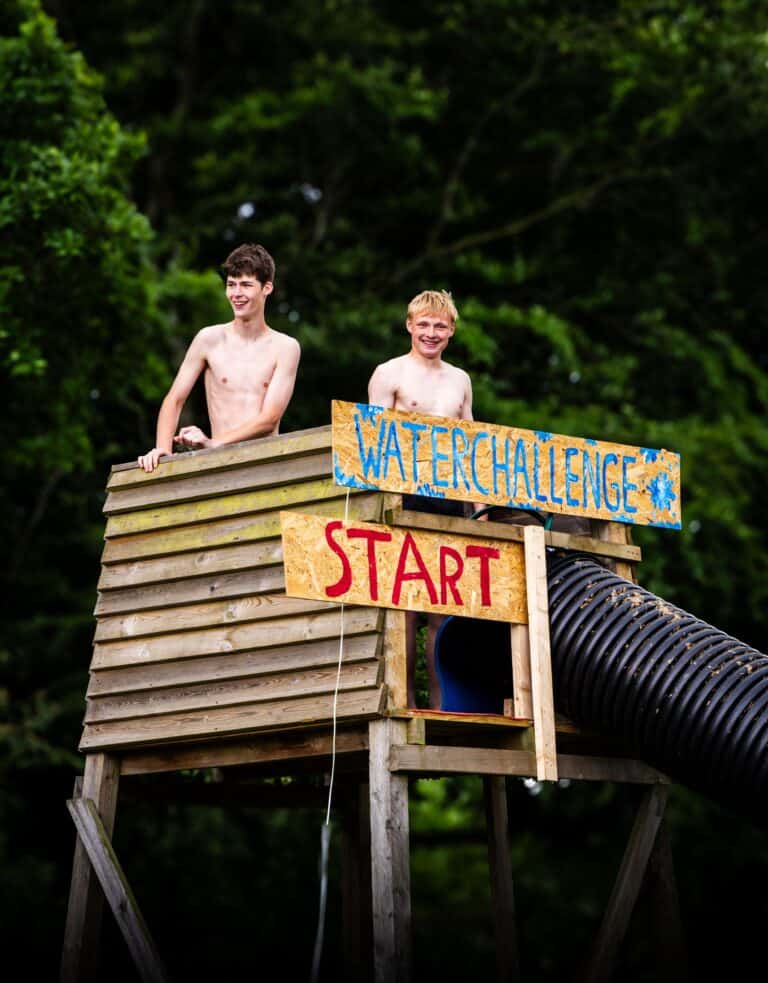 Elever deltager i waterchallenge til sommerevent på Nøvlingskov Efterskole