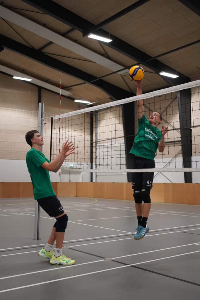 To drenge spiller over nettet - og har en duel i volleyball på Nøvlingskov Efterskole