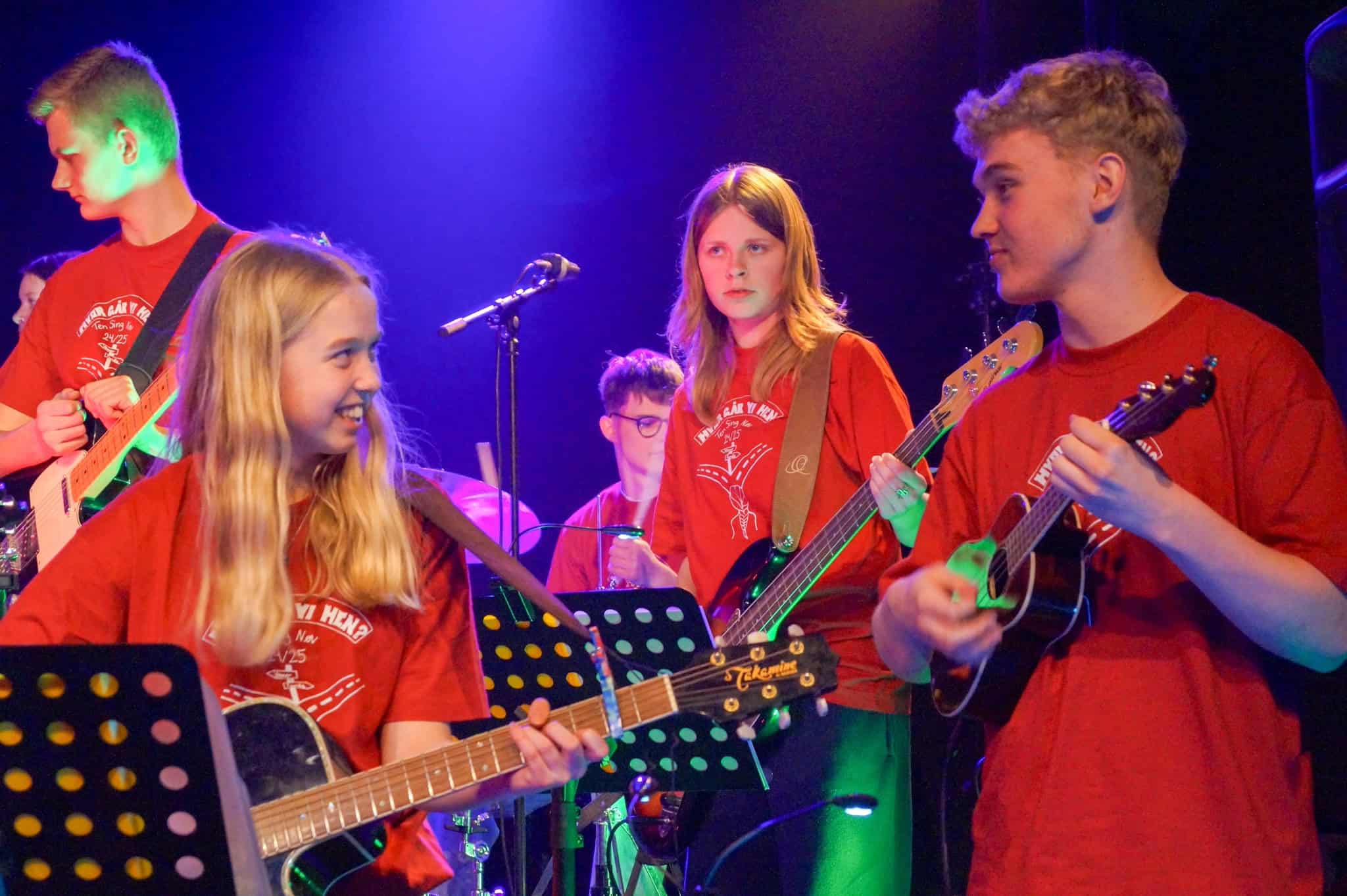 En gruppe af skolens elever spiller i årets tensing band.